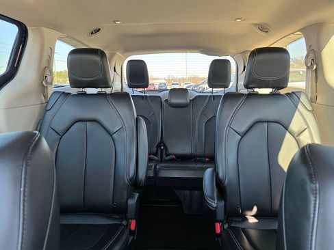 Used 2024 Chrysler Pacifica Touring-L image 29