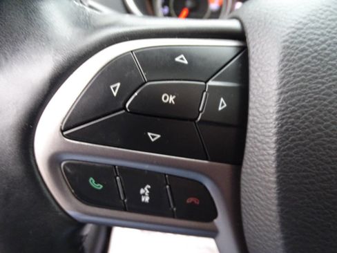 Used 2019 Jeep Cherokee Latitude Lux w/ Comfort & Convenience Group AWD/4WD image 18