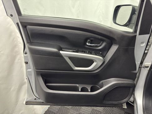 Used 2017 Nissan Titan SV image 15