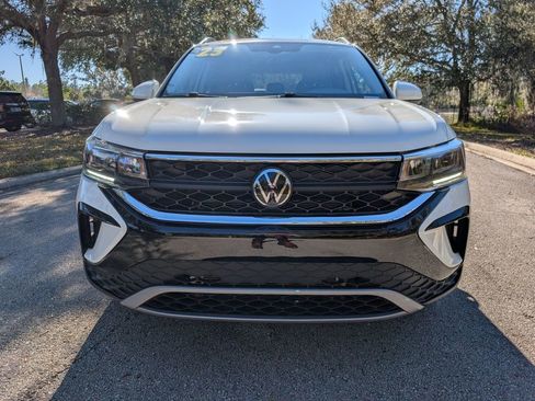 Used 2023 Volkswagen Taos SE image 2