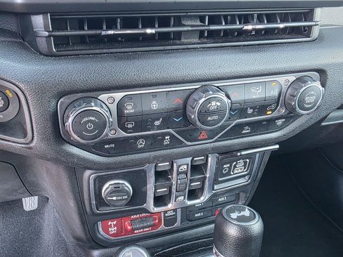 Used 2025 Jeep Wrangler Unlimited Sport AWD/4WD image 19