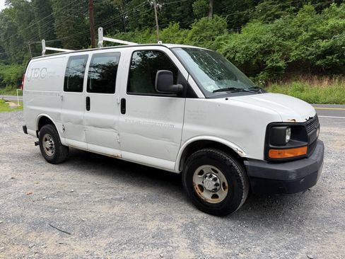 Used 2015 Chevrolet Express 2500 image 3