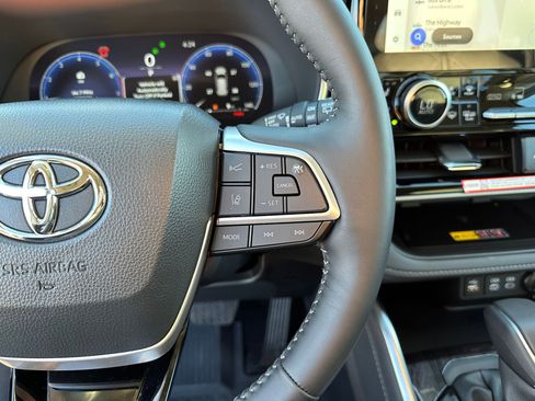 Used 2025 Toyota Highlander Platinum image 17