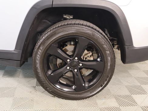 Used 2023 Jeep Grand Cherokee Altitude AWD/4WD image 19