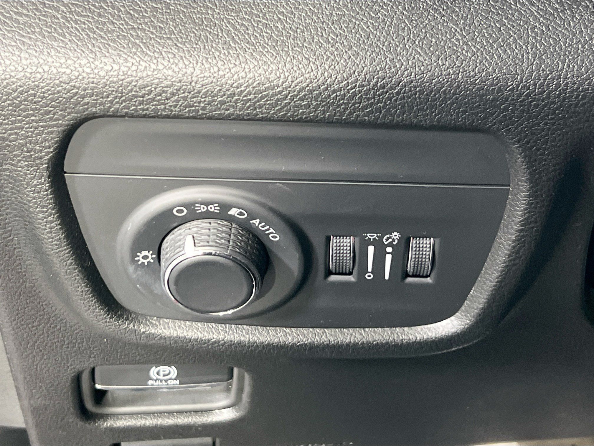 Used 2023 Jeep Grand Cherokee Laredo w/ Luxury Tech Group I AWD/4WD image 10