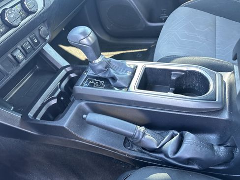 Used 2022 Toyota Tacoma TRD Off-Road image 9