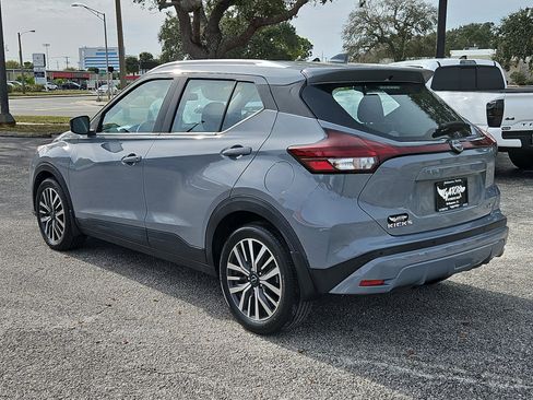 Used 2022 Nissan Kicks SV image 3