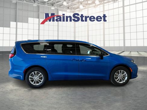 New 2026 Chrysler Pacifica Select image 6
