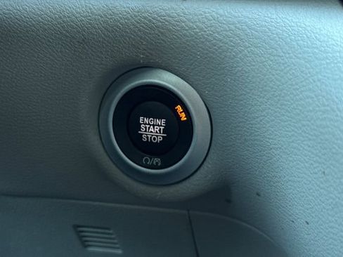 Used 2024 Chrysler Pacifica Touring-L image 27