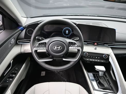 Certified 2025 Hyundai Elantra Limited FWD image 24