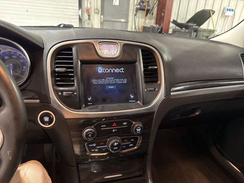 Used 2017 Chrysler 300 Limited image 11