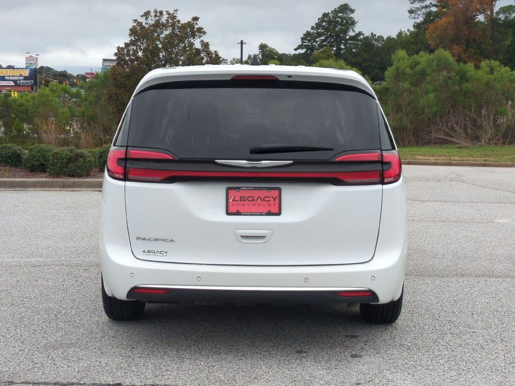 Used 2023 Chrysler Pacifica Touring-L FWD image 4