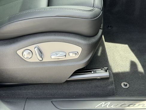 Certified 2026 Porsche Macan AWD/4WD image 16