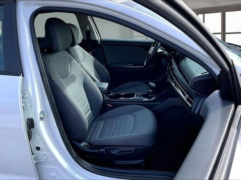 Used 2025 Kia K4 EX image 8
