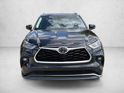 Used 2020 Toyota Highlander XLE AWD/4WD image 2