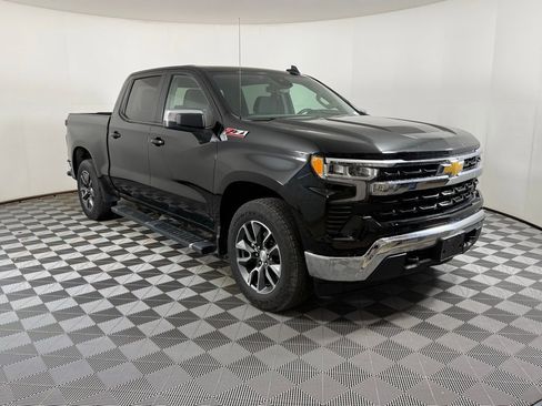 Used 2024 Chevrolet Silverado 1500 LT w/ Z71 Off-Road Package image 2