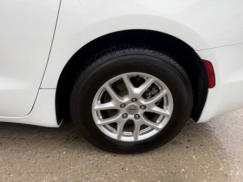 Used 2023 Chrysler Pacifica Touring-L FWD image 32