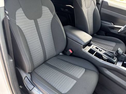 Used 2025 Kia Sorento LX FWD image 10