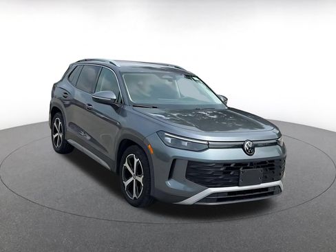 Used 2026 Volkswagen Tiguan SE FWD image 3