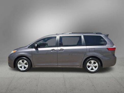 Used 2017 Toyota Sienna LE FWD image 3