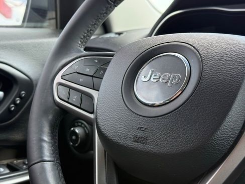 Used 2019 Jeep Cherokee Limited FWD image 11