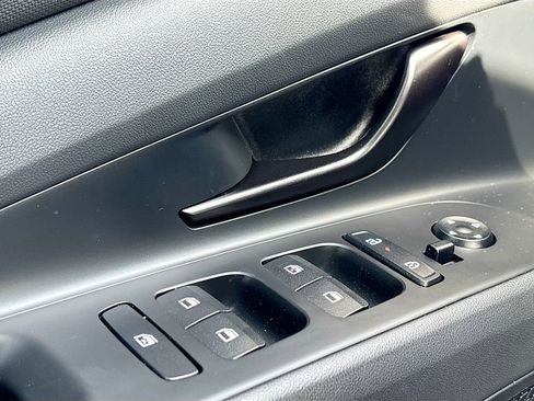 Certified 2025 Hyundai Elantra Sport image 17