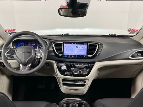 Used 2023 Chrysler Pacifica Touring-L image 12