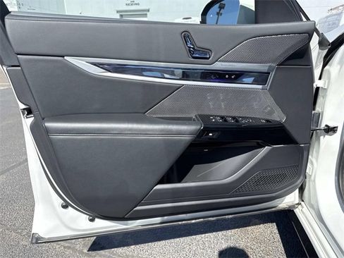 Used 2023 BMW 760i xDrive image 8