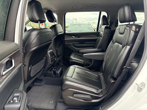 Used 2023 Jeep Grand Cherokee L Limited AWD/4WD image 23