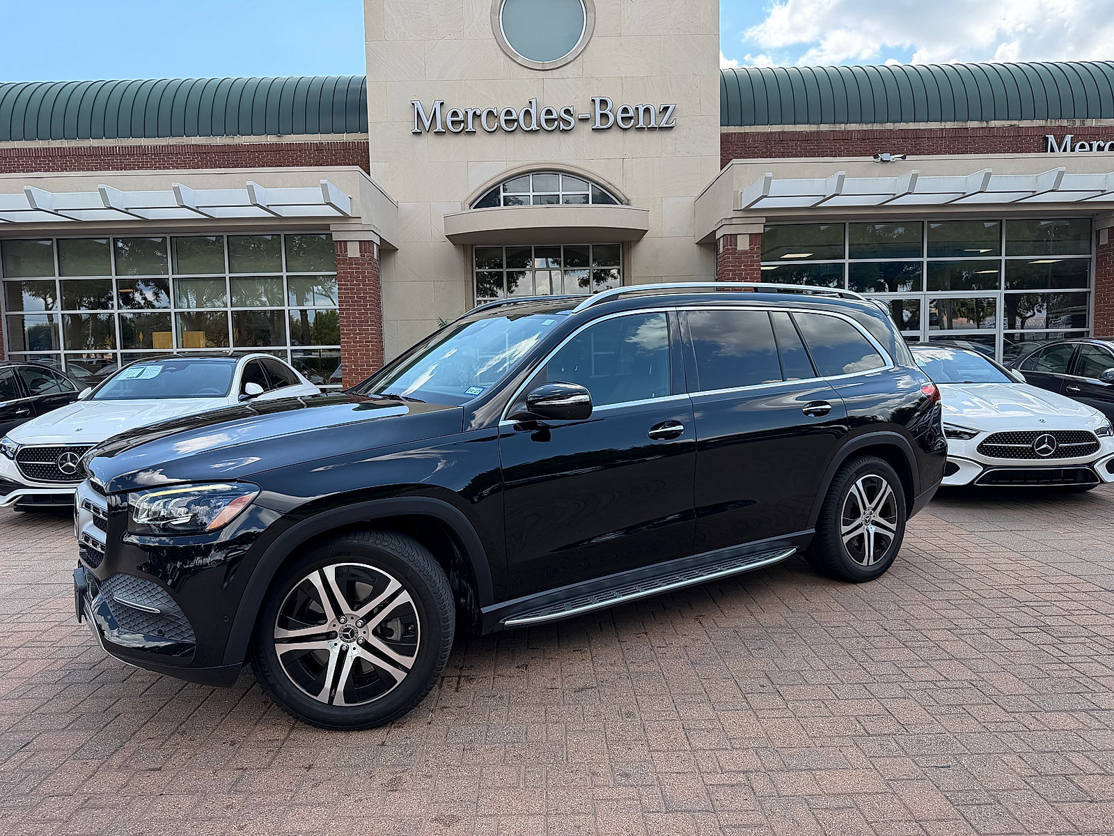 Used 2021 Mercedes-Benz GLS 450 4MATIC image 2