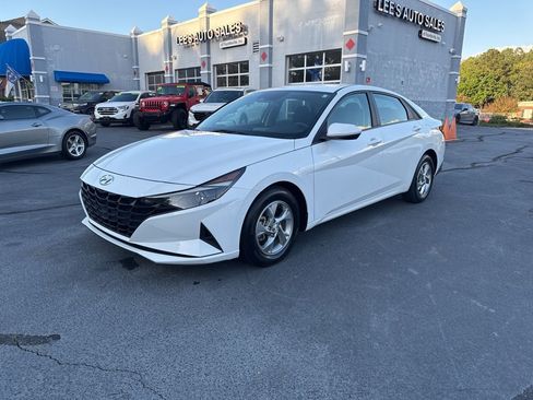 Used 2023 Hyundai Elantra SE image 3