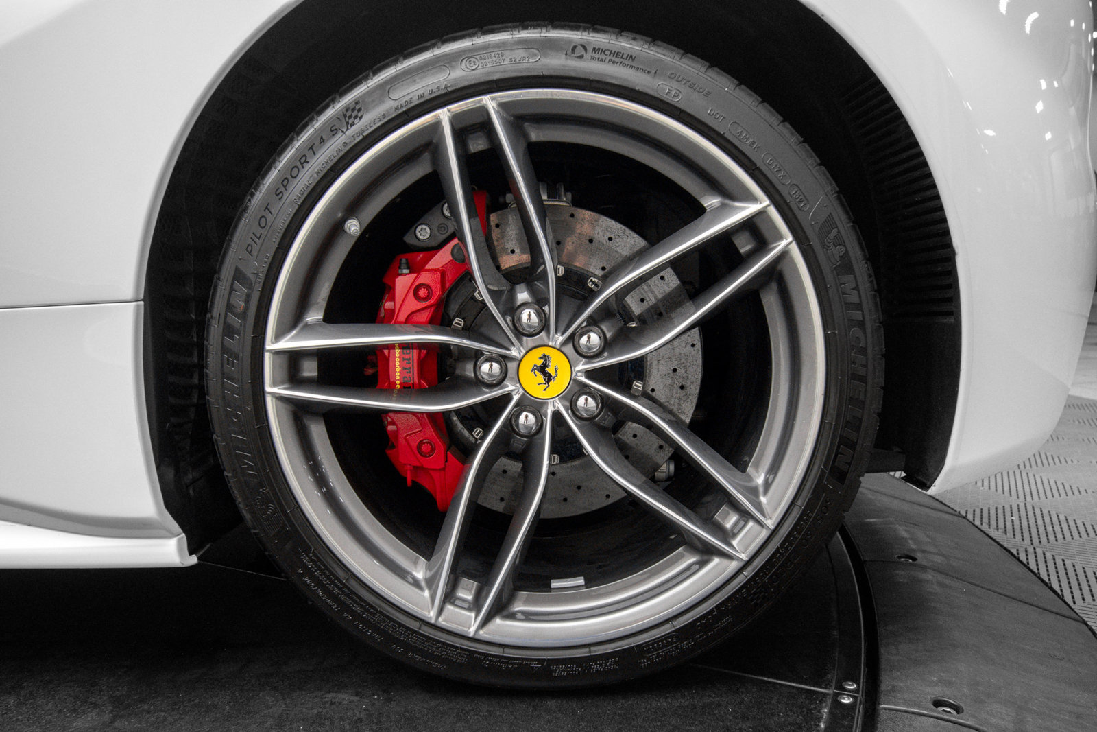 Used 2019 Ferrari 488 Spider RWD image 32