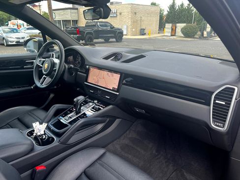 Used 2021 Porsche Cayenne image 24