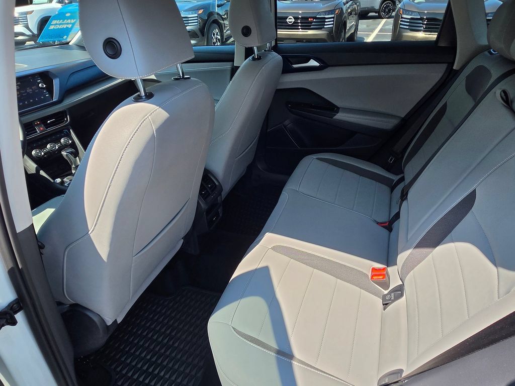Used 2024 Volkswagen Taos SE w/ Panoramic Sunroof Package FWD image 11