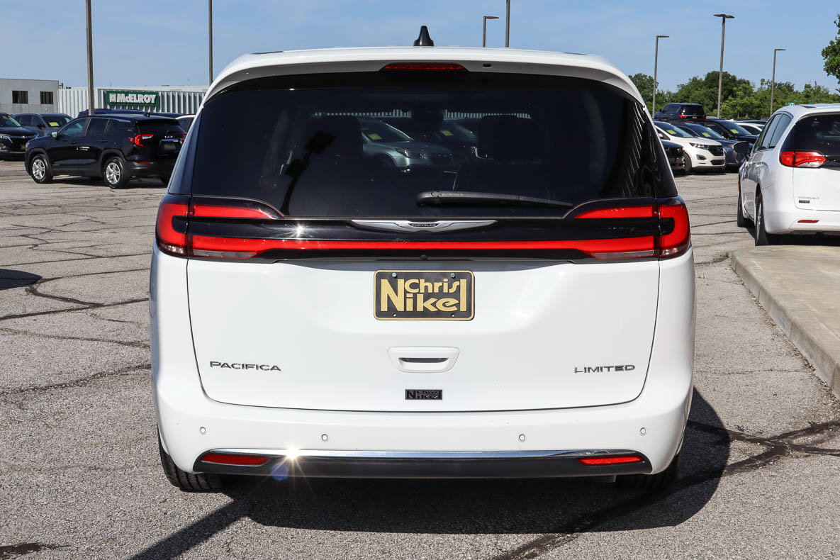 Used 2024 Chrysler Pacifica Limited FWD image 5