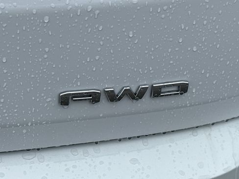 Used 2023 GMC Terrain SLE w/ Driver Convenience Package image 8