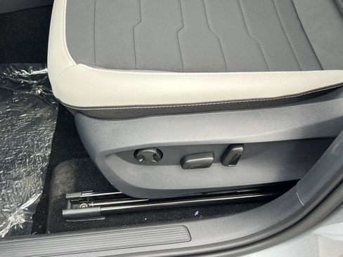 New 2025 Volkswagen Taos SE image 15