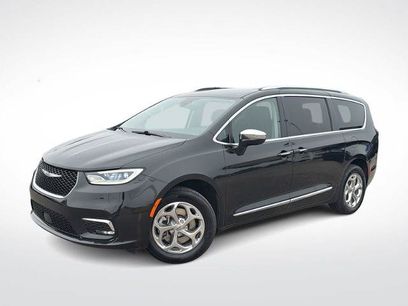 Used 2021 Chrysler Pacifica Limited w/ Uconnect Theater Family Group