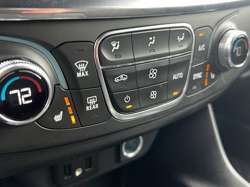 Used 2023 Chevrolet Traverse LT image 26