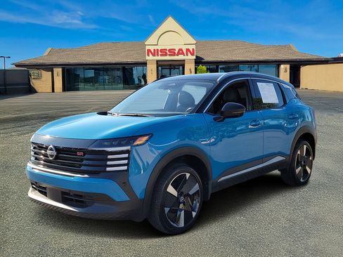 Used 2025 Nissan Kicks SR image 2