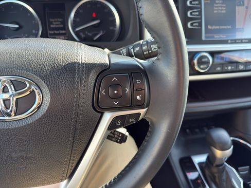 Used 2019 Toyota Highlander XLE image 24