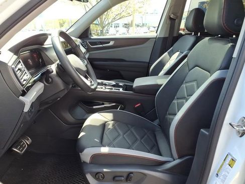Used 2025 Volkswagen Atlas Peak Edition SE AWD/4WD image 17