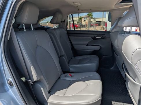 Used 2020 Toyota Highlander XLE FWD image 28