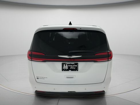 Used 2024 Chrysler Pacifica Touring-L FWD image 7