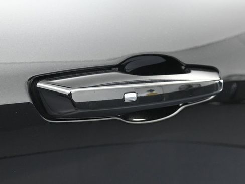 Used 2025 Chevrolet Traverse LT FWD image 41