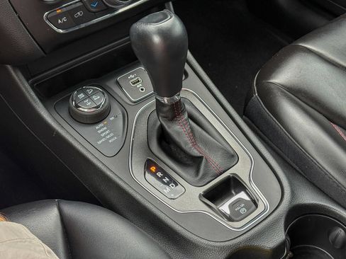Used 2022 Jeep Cherokee Trailhawk AWD/4WD image 35