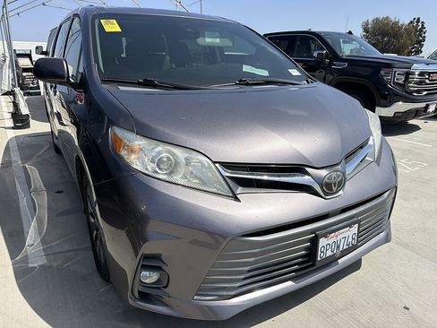 Used 2020 Toyota Sienna XLE w/ XLE Navigation Package AWD/4WD image 2