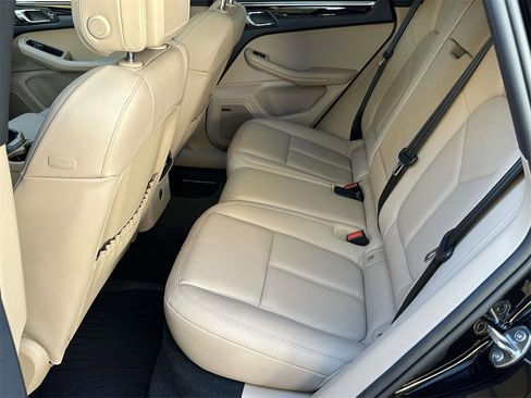 Used 2025 Porsche Macan image 12