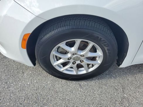 Used 2019 Chrysler Pacifica LX image 17