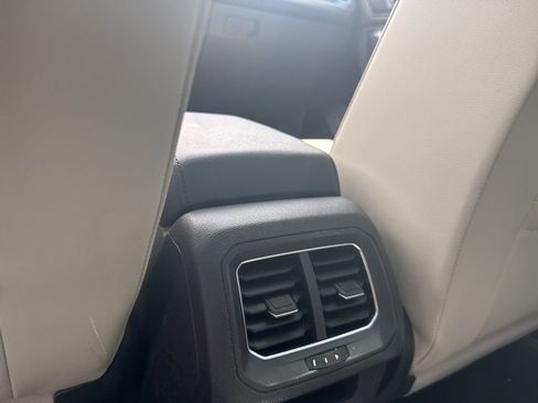 Used 2018 Volkswagen Tiguan SE w/ Panoramic Sunroof Package FWD image 10